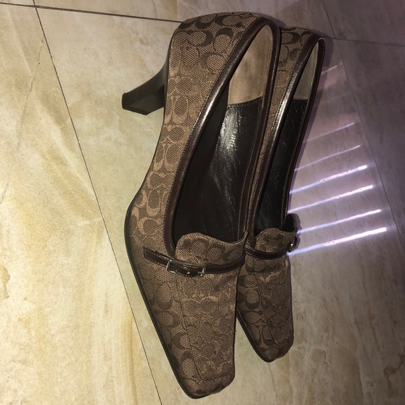 Coach. Closed toed heels. - Picture 2 of 2